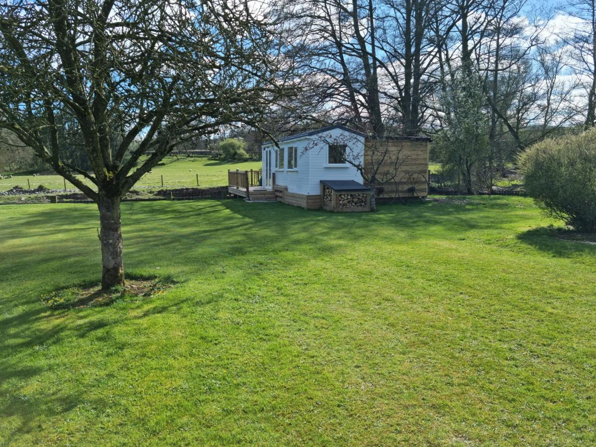 Отель Riverside Cabin At Pen-Y-Bont Mill Озуэстри Экстерьер фото