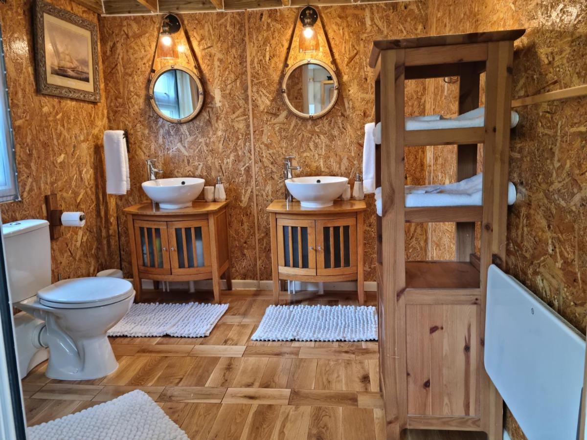 Отель Riverside Cabin At Pen-Y-Bont Mill Озуэстри Экстерьер фото